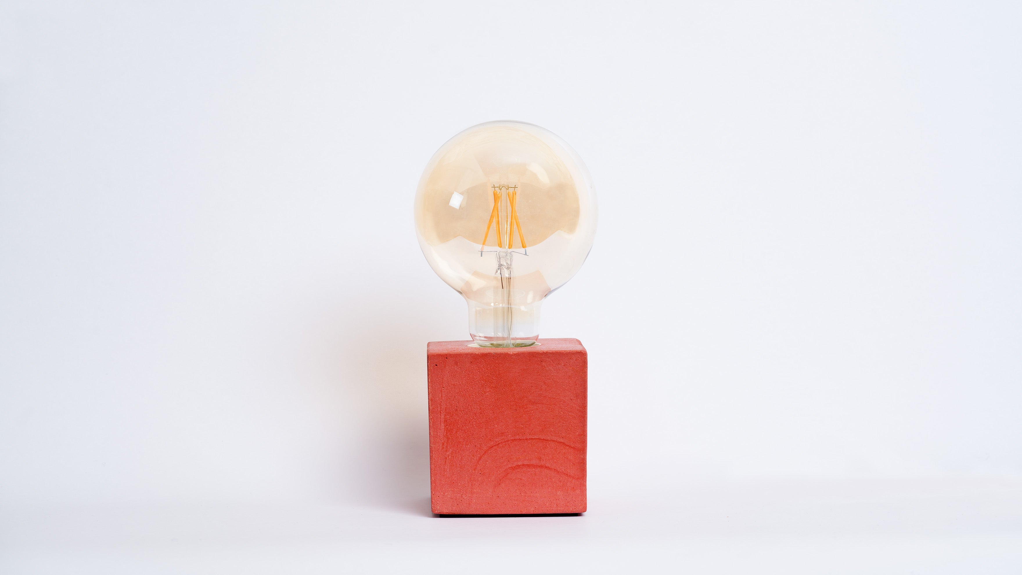 Lampe Cube - Béton Rouge